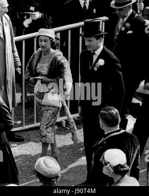 21. Juni 1956 - 21.6.56 Prinzessin Margaret und ihr in Ascot Escort. Foto zeigt: H.R.H. Prinzessin Margaret in Ascot am Dienstag, dem ersten Tag des Royal Ascot Treffen mit ihrer Escort Dame gesehen, die trug eine schwarze Topper anstatt traditionelle grau. (Kredit-Bild: © Keystone Presseagentur/Keystone USA über ZUMAPRESS.com) Stockfoto