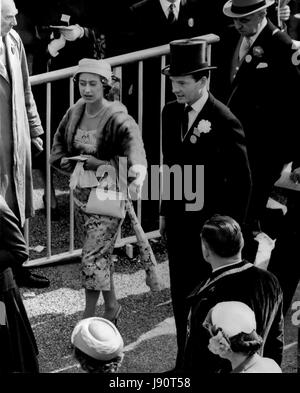 6. Juni 1956 - Prinzessin Margaret und ihre Eskorte - bei Ascot.: Foto zeigt H.R.H. Prinzessin Margaret bei Ascort am Dienstag - der erste Tag des Royal Ascot Meetings - mit ihrem Escort Group Captain Peter Townsend, die trug eine schwarze Topper anstelle der traditionellen grau gesehen. (Kredit-Bild: © Keystone Presseagentur/Keystone USA über ZUMAPRESS.com) Stockfoto