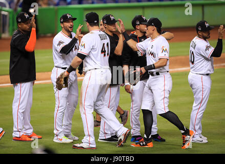 Miami, Florida, USA. 30. Mai 2017. Die Marlins Team feiern den Sieg eines MLB-Spiels zwischen den Philadelphia Phillies und die Miami Marlins im Marlins Park in Miami, Florida. Die Marlins gewannen 7-2. Mario Houben/CSM/Alamy Live-Nachrichten Stockfoto