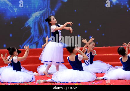 Fuzhou, Fujian Provinz. 31. Mai 2017. Schüler von Baihe Grundschule durchführen, um die anstehenden internationalen Kindertag in Fuqing City, Südost-China Fujian Province, 31. Mai 2017 feiern. Bildnachweis: Zhang Guojun/Xinhua/Alamy Live-Nachrichten Stockfoto