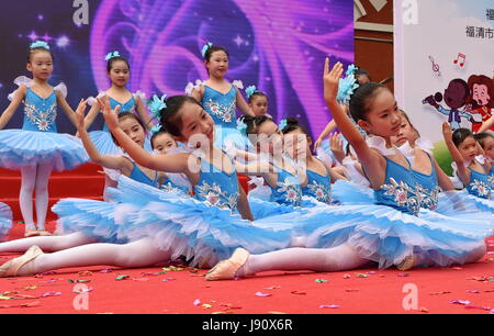 Fuzhou, Fujian Provinz. 31. Mai 2017. Schüler von Baihe Grundschule durchführen, um die anstehenden internationalen Kindertag in Fuqing City, Südost-China Fujian Province, 31. Mai 2017 feiern. Bildnachweis: Zhang Guojun/Xinhua/Alamy Live-Nachrichten Stockfoto