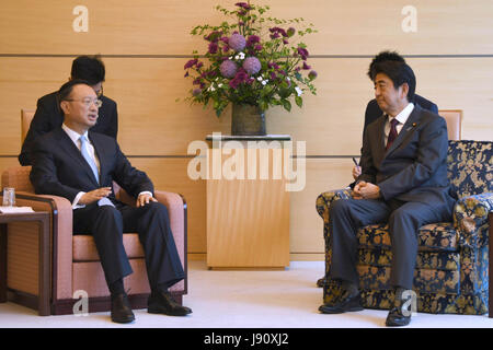 Tokio, Japan. 31. Mai 2017. Japanese Prime Minister Shinzo Abe (R) trifft sich mit chinesischen Staat Hofrat Yang Jiechi in Tokio, Japan, 31. Mai 2017. Bildnachweis: Bande Ye/Xinhua/Alamy Live-Nachrichten Stockfoto