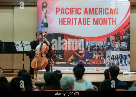 (170531) - LOS ANGELES, 31. Mai 2017 (Xinhua)--A Cellist führt während der Preisverleihung in Pasadena, Kalifornien, den Vereinigten Staaten, 30. Mai 2017. Asian American Heritage Month Celebration Festival in Los Angeles endete Dienstag mit der feierlichen Preisverleihung in Pasadena. (Xinhua/Zhao Hanrong) (Hy) Stockfoto