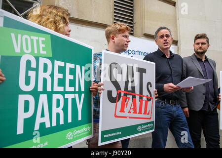 London, UK. 31. Mai 2017. Jonathan Bartley, Co-Leader der grünen Partei erhält seine SATs Ergebnisse außerhalb der Abteilung für Bildung zentrale nach sitzen die Key Stage 2 Prüfung diese Woche Hervorhebung die Last, die SATs auf Kinder zu platzieren. Die grüne Partei hat Pläne für grüne Abgeordnete zu erkämpfen SATs in seine grün-Garantie für allgemeine Wahl abgeschafft werden dargelegt. Bildnachweis: Dinendra Haria/Alamy Live-Nachrichten Stockfoto