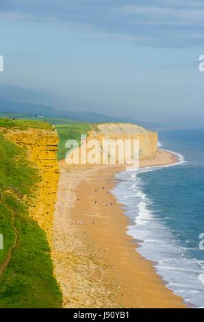 West Bay, Dorset, UK.  30. Mai 2017.   Großbritannien Wetter.  Blick vom East Cliff im Badeort von West Bay in Dorset nach Osten entlang der Küste in Richtung der goldenen Klippen bei Burton Bradstock an einem sonnigen Abend während der Halbzeit-Ferien.  Bildnachweis: Graham Hunt/Alamy Live-Nachrichten Stockfoto