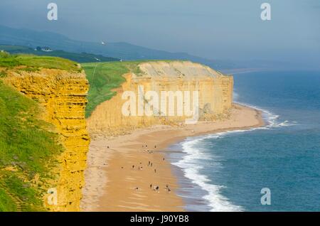 West Bay, Dorset, UK.  30. Mai 2017.   Großbritannien Wetter.  Blick vom East Cliff im Badeort von West Bay in Dorset nach Osten entlang der Küste in Richtung der goldenen Klippen bei Burton Bradstock an einem sonnigen Abend während der Halbzeit-Ferien.  Bildnachweis: Graham Hunt/Alamy Live-Nachrichten Stockfoto