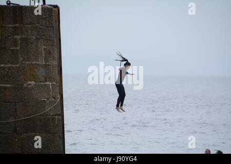 Mousheole Hafen, Cornwall, UK. 31. Mai 2017. Großbritannien Wetter. Nach einem nebligen Start in den Tag das Wetter wird immer wärmer an der kornischen Küste, mit Familien, die das Strandleben genießen und Leute abspringen Hafen Wand ins Meer. Bildnachweis: Cwallpix/Alamy Live-Nachrichten Stockfoto