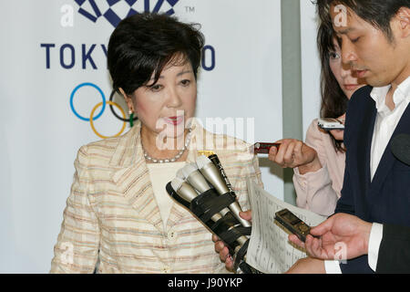 Tokyo Gouverneur Yuriko Koike beantwortet Fragen aus den Medien, nachdem ein Treffen mit lokalen Beamten und die Olympischen Spiele 2020 in Tokio Organisationskomitee am 31. Mai 2017, Tokyo, Japan besucht. Bürgermeister von sieben Präfekturen und vier Städte vereinbart, einige Einrichtungen als Veranstaltungsorte während der 2020 Olympischen und Paralympischen Spiele. Bildnachweis: Rodrigo Reyes Marin/AFLO/Alamy Live-Nachrichten Stockfoto