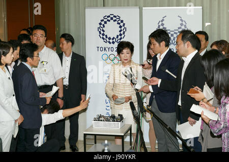 Tokyo Gouverneur Yuriko Koike beantwortet Fragen aus den Medien, nachdem ein Treffen mit lokalen Beamten und die Olympischen Spiele 2020 in Tokio Organisationskomitee am 31. Mai 2017, Tokyo, Japan besucht. Bürgermeister von sieben Präfekturen und vier Städte vereinbart, einige Einrichtungen als Veranstaltungsorte während der 2020 Olympischen und Paralympischen Spiele. Bildnachweis: Rodrigo Reyes Marin/AFLO/Alamy Live-Nachrichten Stockfoto