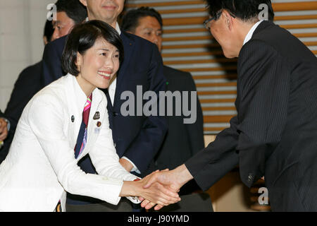 Japanischen Olympischen Spiele und Paralympics Minister Tamayo Marukawa (L) begrüßt Governor of Shizuoka Prefecture Heita Kawakatsu (R) während eines Treffens mit lokalen Beamten und die Olympischen Spiele 2020 in Tokio Organisationskomitee am 31. Mai 2017, Tokio, Japan. Bürgermeister von sieben Präfekturen und vier Städte vereinbart, einige Einrichtungen als Veranstaltungsorte während der 2020 Olympischen und Paralympischen Spiele. Bildnachweis: Rodrigo Reyes Marin/AFLO/Alamy Live-Nachrichten Stockfoto