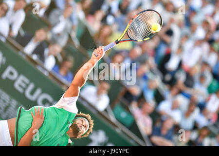 Paris, Frankreich. 30. Mai 2017. Jo-Wilfried Tsonga Frankreichs dient dazu, Renzo Olivo von Argentinien in den Männern Singles ersten Vorrundenspiel am Französisch Open Tennis Turnier 2017 in Paris, Frankreich am 30. Mai 2017. Bildnachweis: Chen Yichen/Xinhua/Alamy Live-Nachrichten Stockfoto