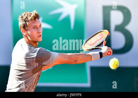 Paris, Frankreich. 30. Mai 2017. Renzo Olivo von Argentinien wieder den Ball in Jo-Wilfried Tsonga Frankreichs in den Männern Singles 1. Vorrundenspiel bei der French Open Tennis Turnier 2017 in Paris, Frankreich am 30. Mai 2017. Bildnachweis: Chen Yichen/Xinhua/Alamy Live-Nachrichten Stockfoto