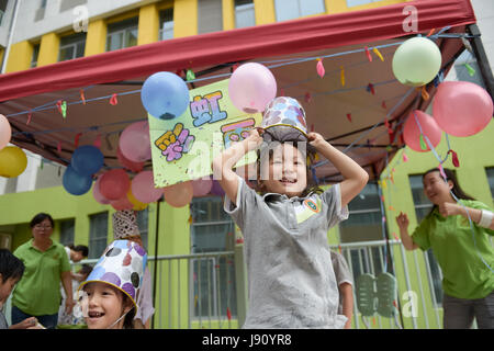 Hefei, China Anhui Provinz. 31. Mai 2017. Kinder spielen während einer Feier für die bevorstehenden Internationalen Kindertag in Hefei Stadt, der ostchinesischen Provinz Anhui, 31. Mai 2017. Bildnachweis: Zhang Duan/Xinhua/Alamy Live-Nachrichten Stockfoto