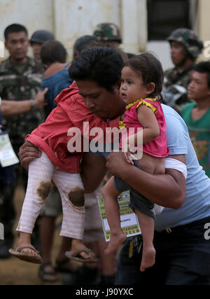 Lanao Del Sur Province, Philippinen. 31. Mai 2017. Kinder werden von freiwilliger Arbeiter durchgeführt, nachdem sie von den Regierungstruppen während einer Rettungsaktion in der Provinz Lanao Del Sur, Philippinen, 31. Mai 2017 gerettet wurden. Zwanzig Bewohner wurden von Regierungstruppen gerettet, wie Auseinandersetzungen gegen die militante Gruppe Maute weiter. Bildnachweis: Rouelle Umali/Xinhua/Alamy Live-Nachrichten Stockfoto