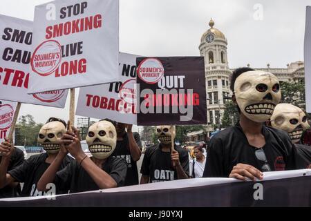 Kolkata, Indien. 31. Mai 2017. Indianer Masken Schädel zu beteiligen an einer Anti-Raucher-Rallye in Kalkutta, Hauptstadt des östlichen indischen Bundesstaat Westbengalen am 31. Mai 2017, dem Welt-Nichtrauchertag zu beobachten. Bildnachweis: Tumpa Mondal/Xinhua/Alamy Live-Nachrichten Stockfoto