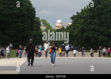 London, UK. 31. Mai 2017. Menschen Flanieren in den Kensington Gardens an einem warmen, feuchten Tag mit sonnigen Abschnitten in London Credit: Amer Ghazzal/Alamy Live-Nachrichten Stockfoto