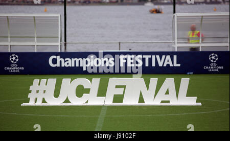 Cardiff, UK. 31. Mai 2017. Einem schwimmenden Stellplatz im Cardiff Bay mit Blick auf Penarth, installiert für den Real Madrid V Juventus UEFA Champions League-Finale in Cardiff, Wales, Vereinigtes Königreich. Bildnachweis: D Legakis/Alamy Live-Nachrichten Stockfoto