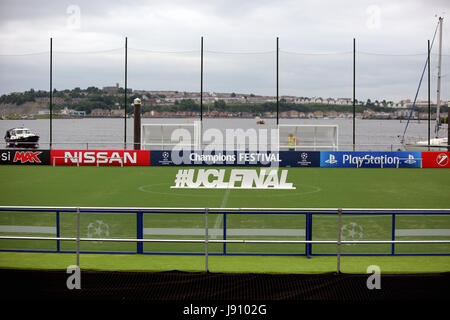 Cardiff, UK. 31. Mai 2017. Einem schwimmenden Stellplatz im Cardiff Bay mit Blick auf Penarth, installiert für den Real Madrid V Juventus UEFA Champions League-Finale in Cardiff, Wales, Vereinigtes Königreich. Bildnachweis: D Legakis/Alamy Live-Nachrichten Stockfoto