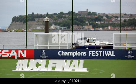 Cardiff, UK. 31. Mai 2017. Einem schwimmenden Stellplatz im Cardiff Bay mit Blick auf Penarth, installiert für den Real Madrid V Juventus UEFA Champions League-Finale in Cardiff, Wales, Vereinigtes Königreich. Bildnachweis: D Legakis/Alamy Live-Nachrichten Stockfoto