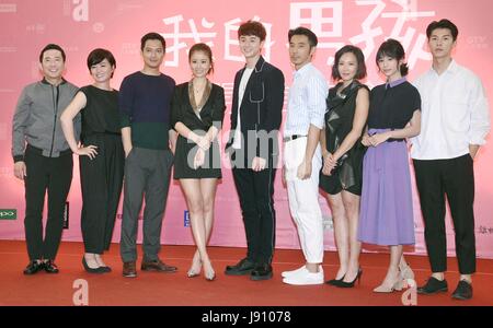 (170531)--TAIPEI, 31. Mai 2017 (Xinhua)--Produktionsteam an eine Pressekonferenz für TV-Serie "My Boy" in Taipei, Südostchina, 31. Mai 2017 teilnehmen. (Xinhua) (Lfj) Stockfoto