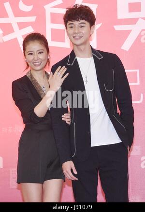 (170531)--TAIPEI, 31. Mai 2017 (Xinhua)--Schauspielerin Ruby Lin (L) und Schauspieler Derek Chang an eine Pressekonferenz für TV-Serie "My Boy" in Taipei, Südostchina, 31. Mai 2017 teilnehmen. (Xinhua) (Lfj) Stockfoto