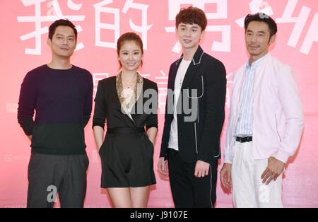 (170531)--TAIPEI, 31. Mai 2017 (Xinhua)--Darsteller Archie David Kao, Ruby Lin, Derek Chang und Li Liren (von L bis R) an einer Pressekonferenz für TV-Serie "My Boy" in Taipei, Südostchina, 31. Mai 2017. (Xinhua) (Lfj) Stockfoto