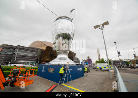 Cardiff, Wales, Großbritannien. 31. Mai 2017.  Eine riesige Nachbildung des Europapokals der Landesmeister wird in Cardiff Bay vor dem Champions-League-Festival Eröffnung. Picture by Credit: Mark Hawkins/Alamy Live-Nachrichten Stockfoto