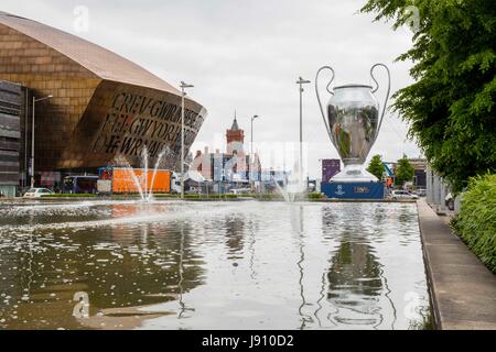 Cardiff, Wales, Großbritannien. 31. Mai 2017.  Eine riesige Nachbildung des Europapokals der Landesmeister wird in Cardiff Bay vor dem Champions-League-Festival Eröffnung. Picture by Credit: Mark Hawkins/Alamy Live-Nachrichten Stockfoto