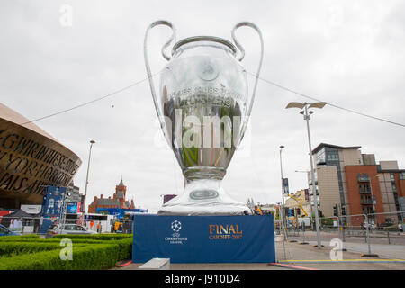 Cardiff, Wales, Großbritannien. 31. Mai 2017.  Eine riesige Nachbildung des Europapokals der Landesmeister wird in Cardiff Bay vor dem Champions-League-Festival Eröffnung. Picture by Credit: Mark Hawkins/Alamy Live-Nachrichten Stockfoto