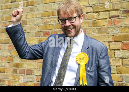 Kennington, London, UK. 31. Mai 2017. George Turner, Kandidat der Liberal Democrats für Vauxhall. Nick Clegg enthüllt eine neue, schlagkräftige Plakat Angriff auf Theresa May Entscheidung, kostenloses Schulessen und ersetzen sie Frühstück kostete bei nur 7p. Bildnachweis: Dinendra Haria/Alamy Live-Nachrichten Stockfoto