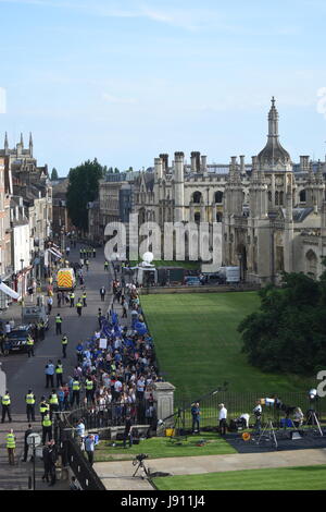 Cambridge, UK. 31. Mai 2017. Pro-EU-Protest vor dem Senat-Haus in Cambridge, kurz vor der BBC Wahldebatte. Bildnachweis: Ben Grant/Alamy Live-Nachrichten Stockfoto