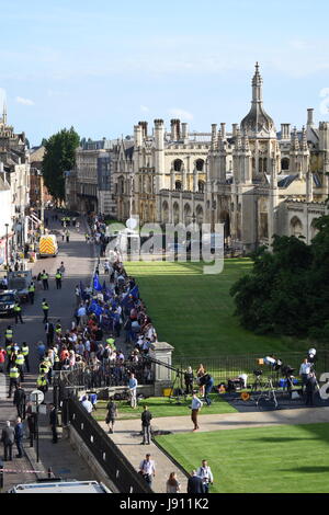 Cambridge, UK. 31. Mai 2017. Pro-EU-Protest vor dem Senat-Haus in Cambridge, kurz vor der BBC Wahldebatte. Bildnachweis: Ben Grant/Alamy Live-Nachrichten Stockfoto