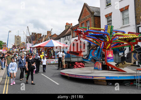 London, UK.  31. Mai 2017.  Stände und Attraktion an der Bridge Street.  Tausende von Menschen besuchen Sie die traditionellen Pinner Fair im Nordwesten von London.  Die Messe ist durch eine alte Charta ermöglicht es, im Zentrum Stadt jährlich fast 700 Jahre lang gehalten werden geschützt.  Im Angebot sind Kirmes Fahrgeschäfte, traditionelle Spiele mit Preisen sowie Fast-Food und Zuckerwatte.  Bildnachweis: Stephen Chung / Alamy Live News Stockfoto