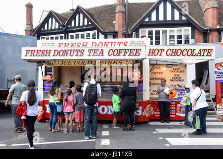 London, UK.  31. Mai 2017.  Fast-Food-Stände warten auf Kunden.   Tausende von Menschen besuchen Sie die traditionellen Pinner Fair im Nordwesten von London.  Die Messe ist durch eine alte Charta ermöglicht es, im Zentrum Stadt jährlich fast 700 Jahre lang gehalten werden geschützt.  Im Angebot sind Kirmes Fahrgeschäfte, traditionelle Spiele mit Preisen sowie Fast-Food und Zuckerwatte.  Bildnachweis: Stephen Chung / Alamy Live News Stockfoto