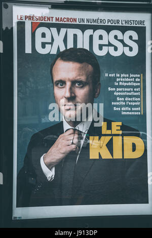 Das Cover der französischen Zeitung l ' Express, mit Emmanuel Macron vorgestellten am Tag nach den französischen Wahlen an einem Kiosk in Paris. Stockfoto