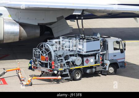 Hydrant LKW Flugzeug auftankenden bei der Arbeit Stockfoto