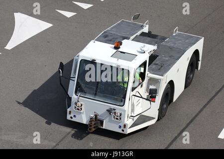 konventionelle Pushback Schlepper am Flughafen Stockfoto