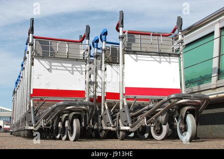 Gepäckwagen am Flughafen-terminal Stockfoto