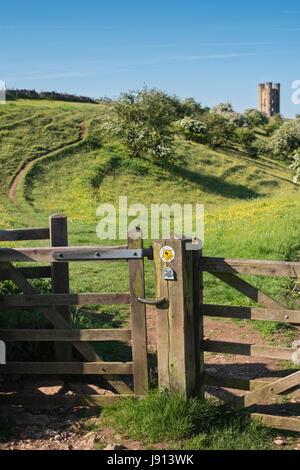 Cotswold Weg öffentlichen Fußweg anmelden ein Tor vor Broadway Tower im Frühjahr. Broadway, Cotswolds, Worcestershire, England Stockfoto