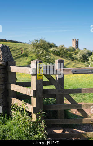 Hunde Warnschild auf ein Tor vor Broadway Tower im Frühjahr auf die Cotswold Weg. Broadway, Cotswolds, Worcestershire, England Stockfoto