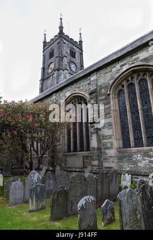 Gestapelte Grabsteine vor St. Eustachius, 700 Jahre alten Pfarrei Kirche von Tavistock, Devon, UK Stockfoto