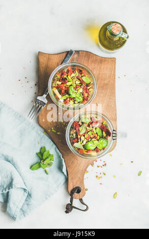 Gesunde vegane Salat mit Quionoa, Avocado, getrocknete Tomaten, Ansicht von oben Stockfoto