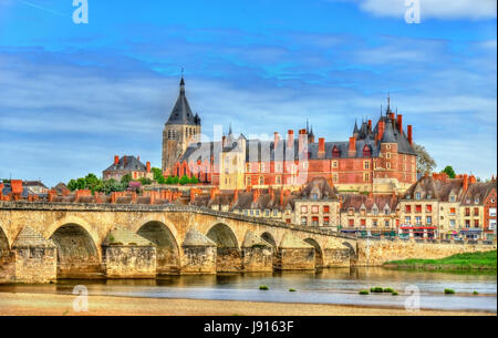 Ansicht von Gien mit dem Schloss und der Brücke über die Loire - Frankreich Stockfoto