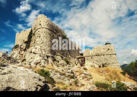 Stari Grad - Fortica - die Ruinen der Piraten-Festung oberhalb der Stadt Omis Stockfoto