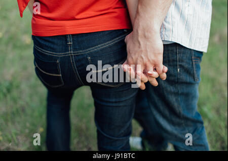 Zugeschnittenes Bild von ein Paar in Liebe Hand in Hand spazieren gehen Stockfoto