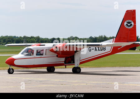 Britten Norman BN2A Islander G-AXUB gehört dem Headcorn Parachute Club und wird von den Red Devils der British Army bei einer Flugschau eingesetzt Stockfoto