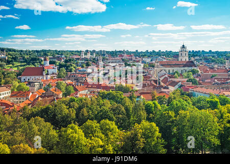 Panoramablick auf Vilnius Stadtbild mit Kirchen, Litauen. Stockfoto