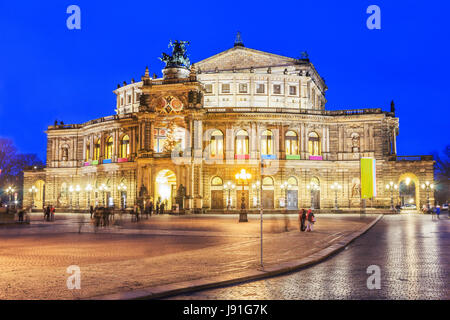 Dresden, Deutschland. Die Semperoper Opernhaus der Sächsischen Staatskapelle Stockfoto