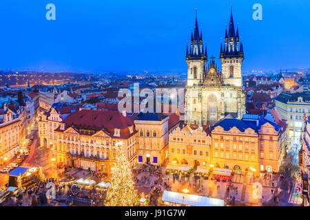 Prag, Tschechische Republik. Weihnachtsmarkt auf dem Altstädter Ring mit gotischen Tyne. Stockfoto