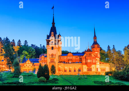 Sinaia, Rumänien. Peles Schloss in Muntenia in der Dämmerung. Stockfoto